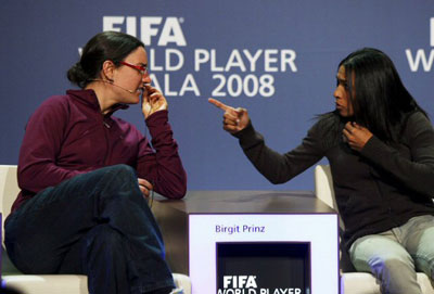 13일(한국시간) 새벽 스위스 취리히 오페라하우스에서 진행된 ‘FIFA 월드플레이어 갈라 2008’에 앞서 열린 기자회견에서 독일 국가대표팀 공격수 비르기트 프린츠(왼쪽)과 브라질의 마르타가 대화를 나누고 있다. 