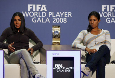 13일(한국시간) 새벽 스위스 취리히 오페라하우스에서 진행된 ‘FIFA 월드플레이어 갈라 2008’에 앞서 열린 기자회견에서 여자부문 수상 후보에 오른 브라질 국가대표팀의 크리스티아와(오른쪽) 마르타가 기자회견을 갖고 있다. 