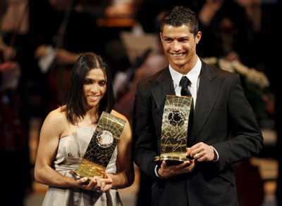 13일(한국시간) 새벽 스위스 취리히 오페라하우스에서 진행된 ‘FIFA 월드플레이어 갈라 2008’에서 올해의 선수상을 수상한 호날두와 마르타가 포즈를 취하고 있다. 