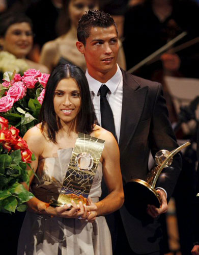 13일(한국시간) 새벽 스위스 취리히 오페라하우스에서 진행된 ‘FIFA 월드플레이어 갈라 2008’에서 올해의 선수상을 수상한 호날두와 마르타. 