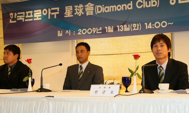 프로야구 별들의 모임인 '성구회'(星球會)가 공식 출범, 13일 오후 서울 프레스센터에서 창립멤버 양준혁, 송진우, 전준호(사진 왼쪽부터) 선수가 기자회견을 하고 있다. 