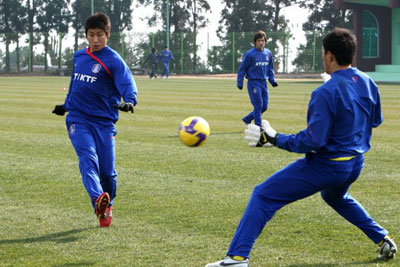 축구 국가대표팀 이근호가 14일 오전 제주도 서귀포시 토평동 시민축구장에서 진행된 훈련에서 골키퍼를 앞에 놓고 슛을 날리고 있다. 