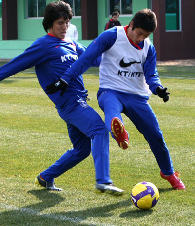 14일 오전 서귀포시 토평동 시민축구장에서 진행된 축구 국가대표팀 훈련 경기에서 이근호(오른쪽)의 돌파를 김창수가 저지하고 있다. 