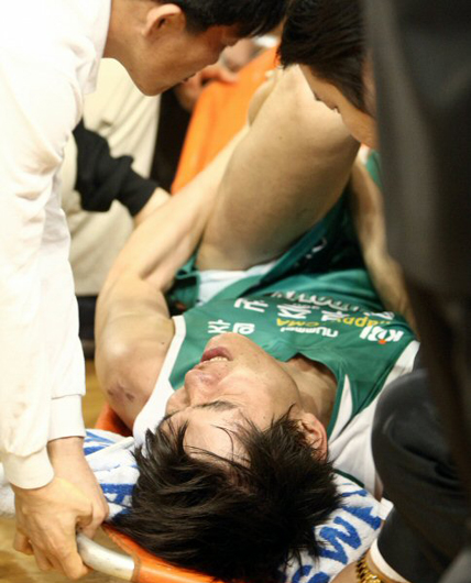   14일 대구실내체육관에서 열린 프로농구 대구 오리온스-원주 동부전에서 동부 김주성(32번)이 1쿼터 경기 도중 발목 부상으로 고통스러워 하고 있다. 