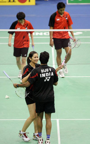  15일 서울 올림픽 제2체육관에서 열린 '2009 요넥스코리아오픈 배드민턴 슈퍼시리즈' 혼합복식 16강전에서 세계1위인 인도네시아 위디안토-릴리야나 조를 꺾은 인도 디주-구타가 환호하고 있다. 