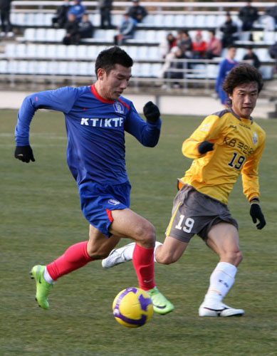   축구 국가대표팀 최효진이 16일 오후 제주도 서귀포시 토평동 시민축구장에서 벌어진 국민은행과의 연습경기에서 드리블하고 있다. 
 