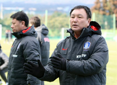   축구 국가대표팀 허정무 감독이 16일 오후 제주도 서귀포시 토평동 시민축구장에서 벌어진 국민은행과의 연습경기에 앞서 선수들에게 작전을 지시하고 있다. 