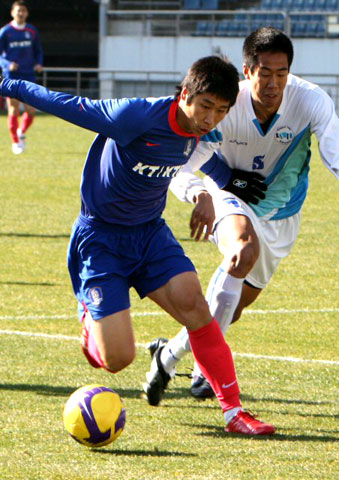축구 국가대표팀 이근호가 19일 낮 제주월드컵경기장에서 벌어진 숭실대와의 연습경기에서 몸싸움을 하며 드리블하고 있다. 