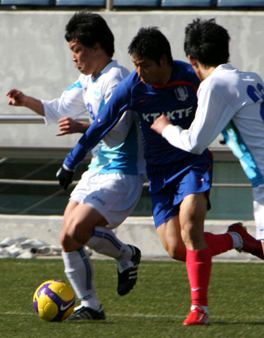축구 국가대표팀 이근호(가운데)가 19일 낮 제주월드컵경기장에서 벌어진 숭실대와의 연습경기에서 몸싸움을 하며 드리블하고 있다. 