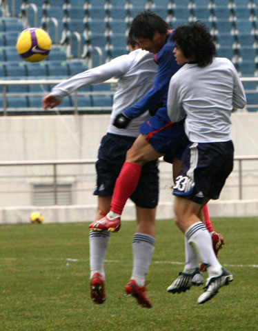 21일 제주월드컵경기장에서 열린 축구 대표팀과 울산 현대의 연습경기에서 축구 대표팀 이근호(가운데)가 울산 선수들 사이에서 헤딩슛을 시도하고 있다. 