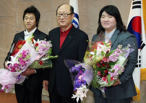   21일 태릉선수촌에서 열린 '2008 역도연맹 시상식'에서 장미란과 사재혁이 여무남 역도연맹회장으로부터 최우수선수상을 수상하고 있다. 
