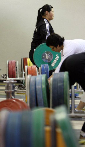 21일 태릉선수촌에서 열린 역도 미디어데이 행사에서 선수들이 훈련을 하고 있다. 