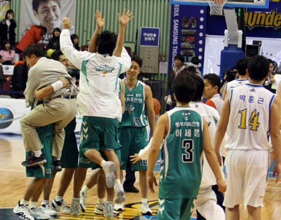   21일 오후 잠실실내체육관에서 열린 2008-2009 동부프로미 프로농구 정규리그 서울 삼성 - 원주 동부 경기에서 승리한 동부 선수들이 환호하고 있다. 