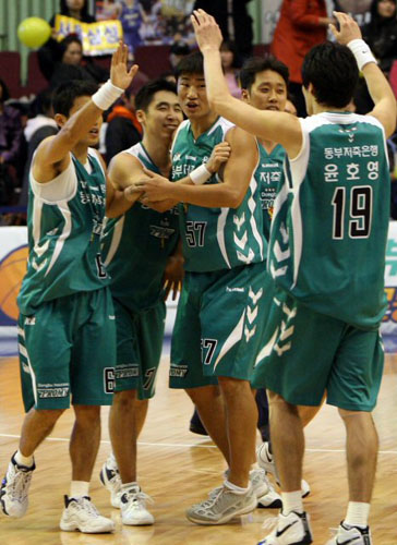   21일 오후 잠실실내체육관에서 열린 2008-2009 동부프로미 프로농구 정규리그 서울 삼성 - 원주 동부 경기에서 승리한 동부 선수들이 환호하고 있다. 