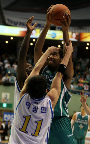   21일 오후 잠실실내체육관에서 열린 2008-2009 동부프로미 프로농구 정규리그 서울 삼성 - 원주 동부 경기에서 동부 크리스 다니엘스가 슛을 하고 있다. 