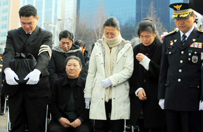 22일 오전 송파구 경찰병원에서 열린 고(故) 김남훈(31) 경사 영결식에서 유가족들이 묵념을 하고 있다. 