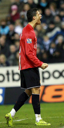 28일(한국시간) 웨스트브로미치 호손스 스타디움에서 열린 웨스트브롬과 맨체스터 유나이티드의 2008-2009 프리미어리그 경기에서 득점에 성공한 맨유의 호날두가 포효하고 있다. 
