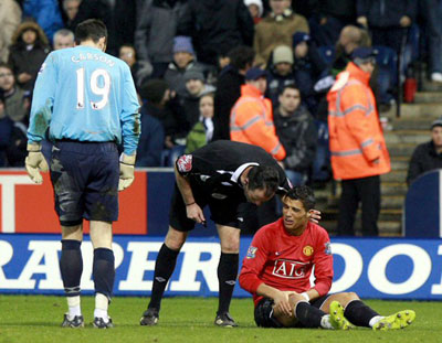 28일(한국시간) 웨스트브로미치 호손스 스타디움에서 열린 웨스트브롬과 맨체스터 유나이티드의 2008-2009 프리미어리그 경기에서 상대 선수와 충돌 뒤 호날두가 통증을 호소하고 있다. 