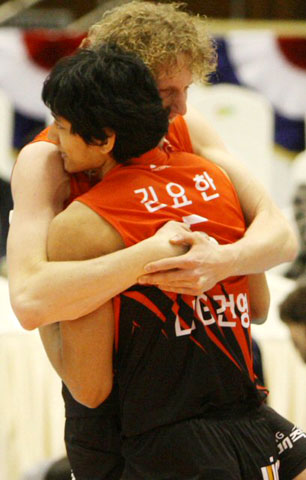 30일 서울 올림픽공원 제2체육관에서 열린 NH 농협 2008-2009 프로배구 V 리그 남자부 경기에서 LIG손해보험의 카이와 김요한이 신협상무를 이기자 기뻐하고 있다. 