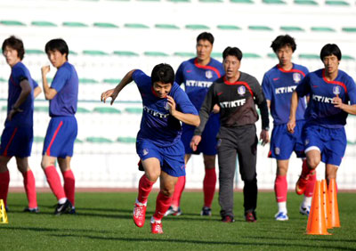 다음달 11일 월드컵 예선 이란전을 앞두고 있는 축구 국가대표팀이 30일 두바이 알-막툼 경기장에서 훈련을 시작하고 있다. 