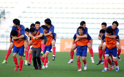 다음달 11일 월드컵 예선 이란전을 앞두고 있는 축구 국가대표팀 선수들이 30일 두바이 알-막툼 경기장에서 즐거운 표정으로 체력단련 훈련을 하고 있다. 