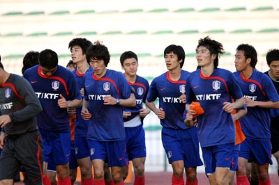 한국 국가대표 축구팀이 30일 두바이 알-막툼 경기장에서 몸을 풀며 훈련하고 있다. 