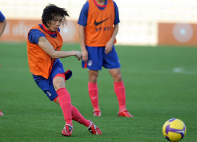 30일 두바이 알-막툼 경기장에서 열린 한국 국가대표 축구팀 훈련 중 김치우가 슈팅하고 있다. 