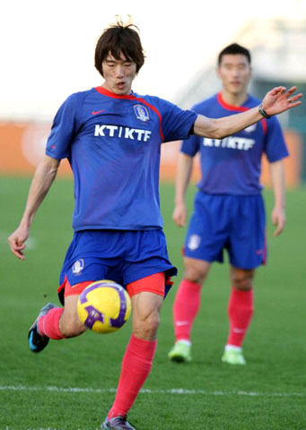 30일 두바이 알-막툼 경기장에서 열린 한국 국가대표 축구팀 훈련 중 김정우가 슈팅하고 있다. 