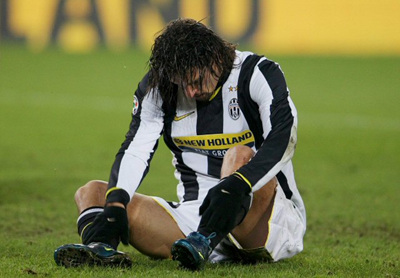1일 새벽(한국 시간) 로마에 위치한 델 레 알피 경기장에서 열린 2008-2009 이탈리아 세리에A 22라운드 유벤투스 대 칼리아리와의 경기에서 아마우리가 패배로 경기가 끝나자 고개를 떨어뜨린 채 아쉬워하고 있다. 이날 경기에서 칼리아리가 3 대 2로 극적인 역전승을 거뒀다. 
