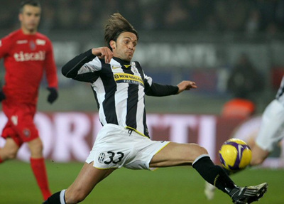 1일 새벽(한국 시간) 로마에 위치한 델 레 알피 경기장에서 열린 2008-2009 이탈리아 세리에A 22라운드 유벤투스 대 칼리아리와의 경기에서 니콜라 레그로탈리에(유벤투스)가 슛을 시도했으나 골로 연결시키지 못하고 있다. 이날 경기에서 칼리아리가 3 대 2로 극적인 역전승을 거뒀다. 