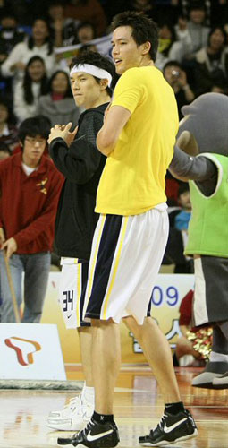 =1일 오전 서울 잠실학생체육관에서 열린 프로농구 `별들의 잔치' 2009 동부 프로미 올스타전에서 이동준과 김효범이 (사진 왼쪽부터) 팬들에게 춤을 선 보이고 있다. 