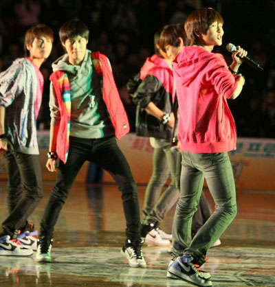 1일 오전 서울 잠실학생체육관에서 열린 프로농구 `별들의 잔치' 2009 동부 프로미 올스타전에서 그룹 샤이니가 공연하고 있다. 