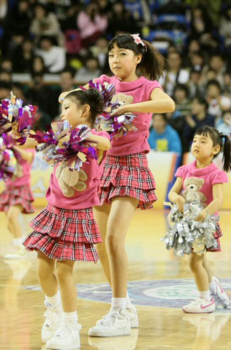  1일 오전 서울 잠실학생체육관에서 열린 프로농구 `별들의 잔치' 2009 동부 프로미 올스타전에서 어린이들이 치어리더춤 응원을 선 보이고 있다. 