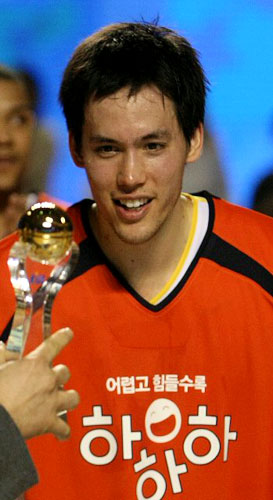  1일 오전 서울 잠실학생체육관에서 열린 프로농구 `별들의 잔치' 2009 동부 프로미 올스타전에서 MVP상을 수상한 드림팀 이동준 선수가 트로피를 받고 있다. 