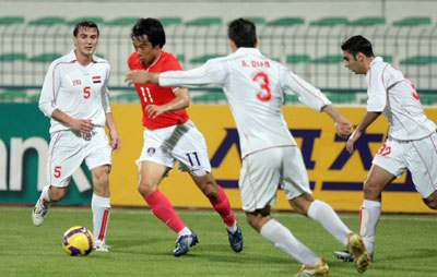 1일 두바이 알-막툼 경기장에서 열린 한국축구대표팀대 시리아와 평가전에서 염기훈이 시리아 수비수들을 제치고 드리블하고 있다. 