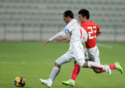 1일 두바이 알-막툼 경기장에서 열린 한국축구대표팀대 시리아와 평가전에서 최효진이 시리아 마헤르 알사이드와 공을 다투고 있다. 