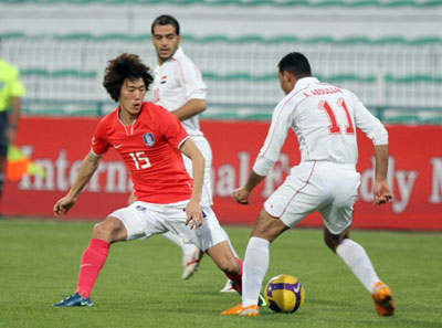 1일 두바이 알-막툼 경기장에서 열린 한국축구대표팀대 시리아와 평가전에서 김정우가 시리아 아델 압둘라의 드리블을 마크하고 있다. 