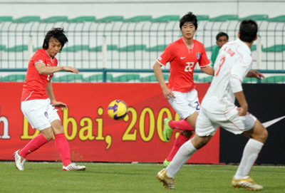 1일 두바이 알-막툼 경기장에서 열린 한국축구대표팀대 시리아와 평가전에서 김치우가 센터링하고 있다. 