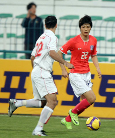 1일 두바이 알-막툼 경기장에서 열린 한국축구대표팀대 시리아의 평가전에서 기성용이 드리블하고 있다. 