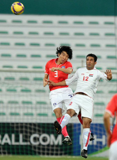 1일 두바이 알-막툼 경기장에서 열린 국가대표 축구팀 평가전에서 조용형이 시리아 모하마드 알지온과 공중 볼을 다투고 있다. 