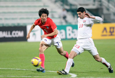 1일 두바이 알-막툼 경기장에서 열린 한국축구대표팀대 시리아와 평가전에서 하대성이 달려들자 시리아 함제 알-아이투니가 걷어내려다 자살골을 넣고 있다 