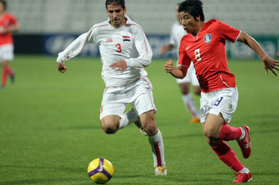  1일 두바이 알-막툼 경기장에서 열린 한국축구대표팀대 시리아와 평가전에서 이근호가 드리블하며 문전 쇄도하고 있다. 