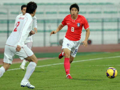  1일 두바이 알-막툼 경기장에서 열린 한국 축구대표팀대 시리아와 평가전에서 이근호가 드리블하고 있다. 