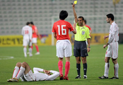  1일 두바이 알-막툼 경기장에서 열린 한국축구대표팀대 시리아와 평가전에서 정조국이 옐로카드를 받고 있다. 