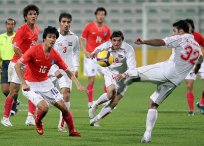  1일 두바이 알-막툼 경기장에서 열린 한국축구대표팀대 시리아와 평가전에서 양팀선수들이 혼전을 벌이고 있다. 