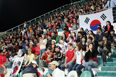 1일 두바이 알-막툼 경기장에서 두바이교민들이 한국축구대표팀대 시리아와 평가전을 관람하며 한국팀을 응원하고 있다. 