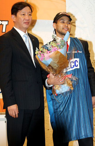 허재 감독이 2일 서울교육회관에서 열린 프로농구 2009 귀화 혼혈 선수 드래프트에서 1순위로 지명한 토니 애킨스와 기념촬영을 하고 있다. 