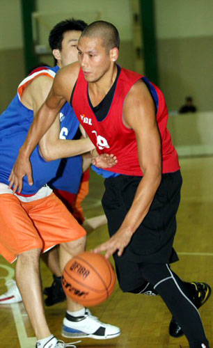 2일 서울교육회관에서 열린 프로농구 2009 귀화 혼혈 선수 트라이 아웃에서 에릭 산드린이 슛을 시도하고 있다. 산드린은 한국인으로 귀화해 대구 오리온스에서 뛰는 이동준의 형이다. 