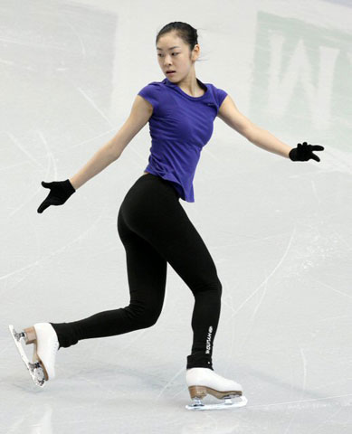 2009 국제빙상경기연맹(ISU) 4대륙 피겨선수권대회에 참가한 '피겨퀸' 김연아가 3일 오전 밴쿠버 퍼시픽 콜리세움에서 열린 공식연습에서 가볍게 몸을 풀고 있다. 