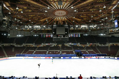 3일 밴쿠버 퍼시픽 콜리세움에서 2009 국제빙상경기연맹(ISU) 4대륙 피겨선수권대회가 개막된 가운데 선수들이 가볍게 몸을 풀고 있다. 이 경기장에서는 2010 밴쿠버 동계올림픽에서 쇼트트랙.피겨경기가 열린다. 